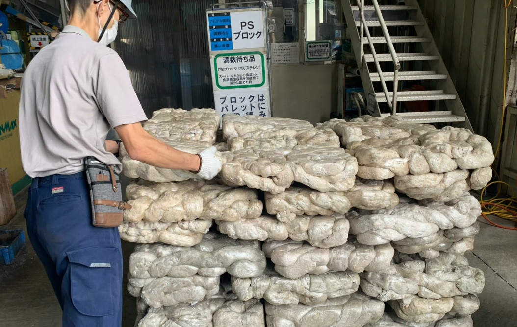 発泡スチロール　箱に入れて一定の形にする